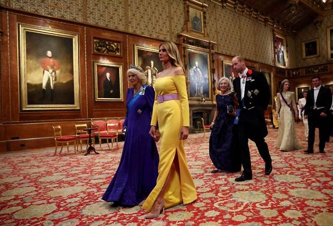 노란색 드레스를 입은 멜라니아 트럼프 여사와 카밀라 왕비가 17일 영국 윈저성에서 열리는 국빈 만찬에 참석하고 있다. 로이터연합뉴스