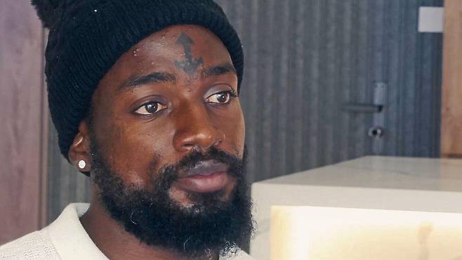 트로이는 자신은 원래 므웨시그와의 운전사로 일하다 조직 관리자 역할을 맡게 되었다고 주장했다