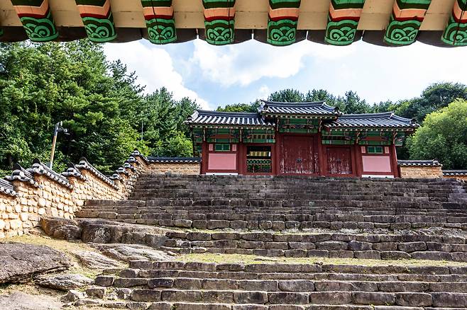 괴산 화양구곡에 있는 만동묘(萬東廟). 좁고 가파른 계단을 올라야 사당에 이를 수 있다. 송시열 유언에 따라 제자 권상하가 명 멸망 60년째인 1704년 명 황제를 기리는 사당을 지었다. 임진왜란 때 파병한 신종과 마지막 황제 의종을 기린다. 명을 이은 나라는 조선이라는 의식을 나타내는 상징적 건물이다./영상미디어 이신영 기자