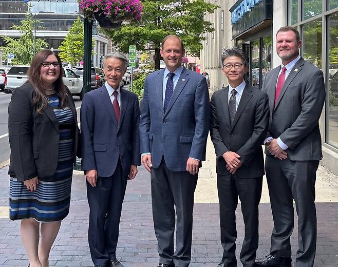 야먀다 시게오(山田重夫) 주미 일본 대사(왼쪽에서 두번째)가 켄터키주가 지역구인 앤디 바 공화당 하원의원(왼쪽에서 세번째)과 기념 촬영을 하고 있다. /주미 일본대사관