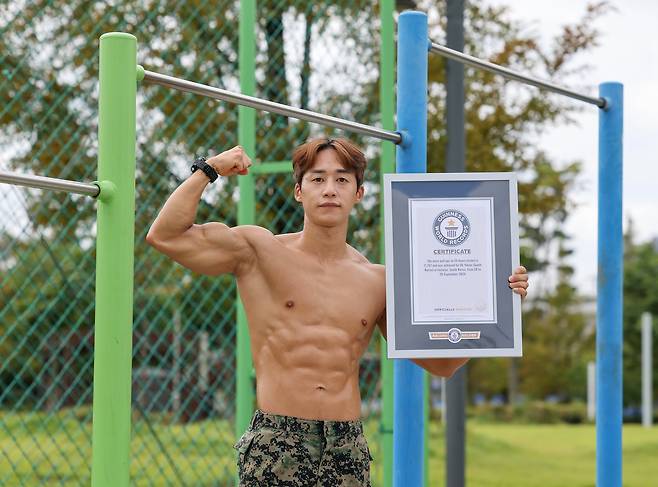 7일 오전 경기 파주시 운정호수공원에서 턱걸이 세계기록을 달성한 특전사 출신 인플루언서 오요한씨가 기네스 기록을 들고 포즈를 취하고 있다. /박성원 기자