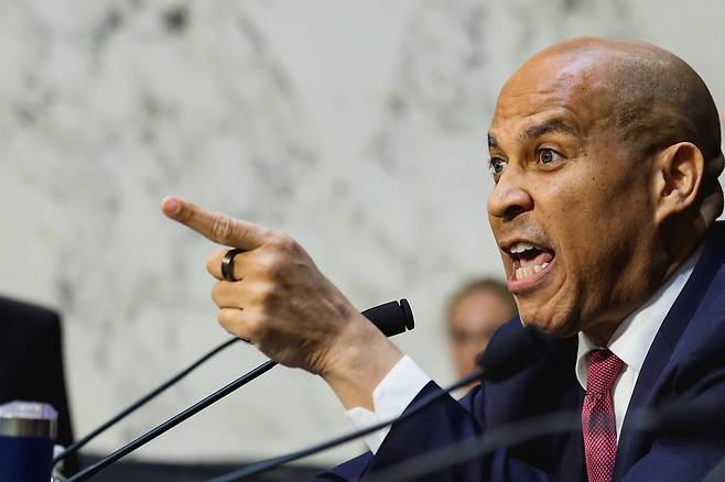 코리 부커 민주당 상원의원이 16일 상원 법사위원회에 출석한 캐시 파텔 연방수사국(FBI) 국장을 가리키며 비판을 하고 있다. /로이터 연합뉴스