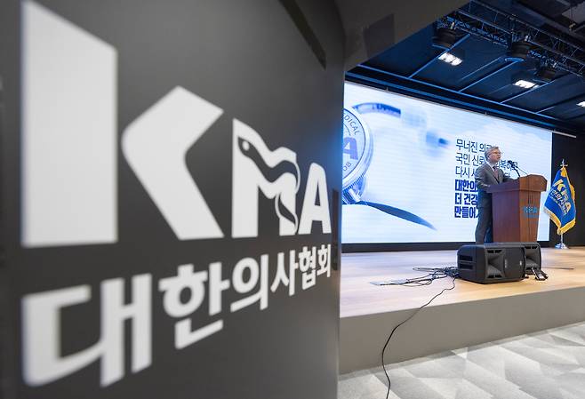 지난달 28일 김택우 대한의사협회장(사진 오른쪽)이 서울 용산구 대한의사협회 회관에서 열린 브리핑에서 발언하고 있다. /뉴시스