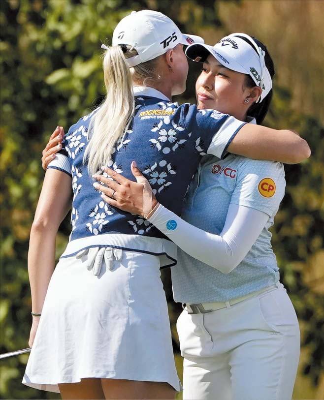 AFP 연합뉴스15일 지노 티띠꾼(오른쪽)이 18번홀 그린에서 우승자 찰리 헐과 포옹하고 있다. 이 홀에서 4퍼트로 역전패한 티띠꾼의 표정이 굳어 있다.