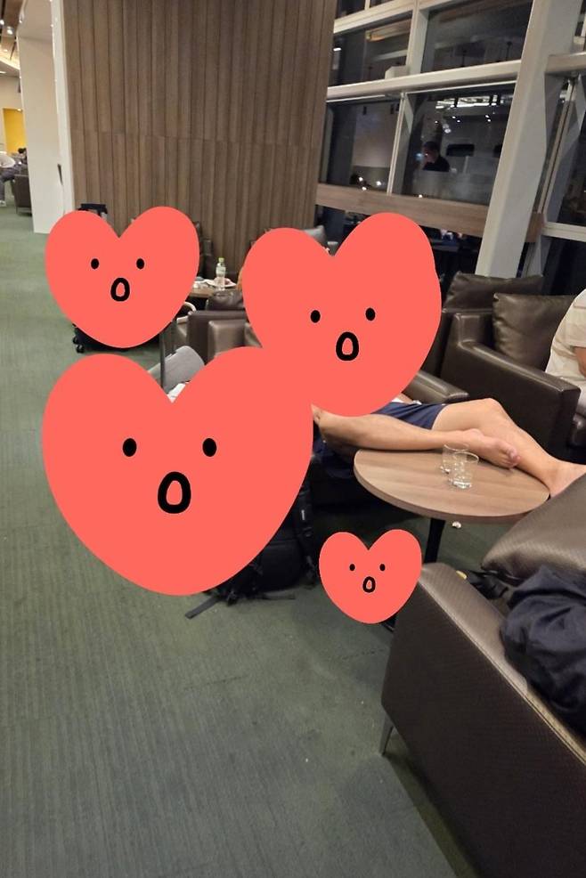 베트남 다낭 국제공항 라운지에서 한국인으로 추정되는 인물이 테이블에 발을 올려놓고 누워있다. /보배드림