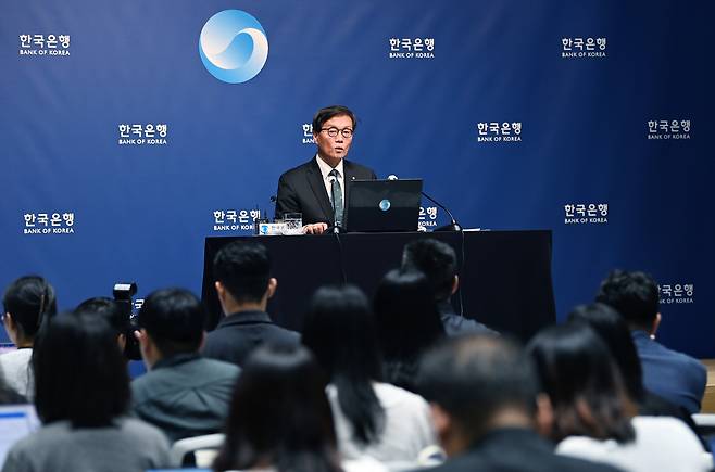 이창용 한국은행 총재가 지난달 28일 오전 서울 중구 한국은행에서 열린 금융통화위원회를 마치고 기자간담회를 하고 있다. /뉴스1