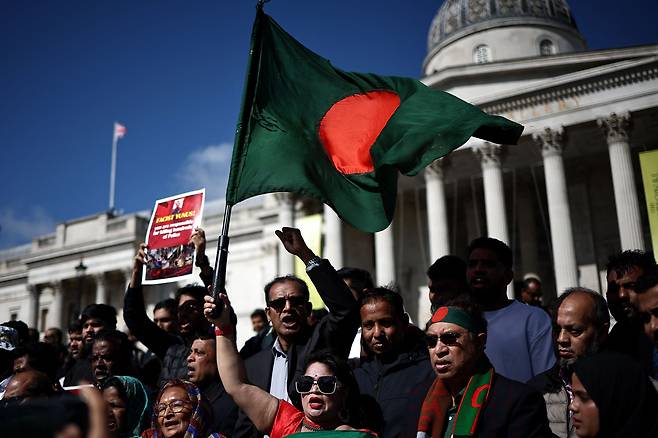 2025년 9월 15일 런던 중심부 트라팔가 광장에서 영국 아와미 연맹이 주최한 '방글라데시를 위한 집회'에서 시위자가 방글라데시 국기를 흔들고 있다. /연합뉴스