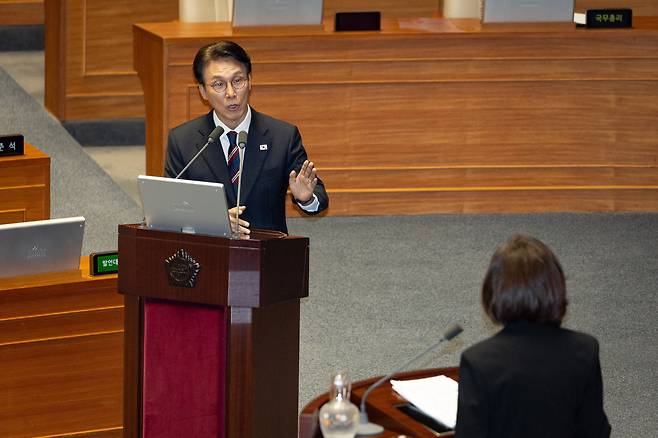 김민석 국무총리가 18일 서울 여의도 국회에서 열린 제429회 국회(정기회) 제8차 본회의에서 나경원 국민의힘 의원의 교육·사회·문화에 관한 질문에 답하고 있다./뉴스1