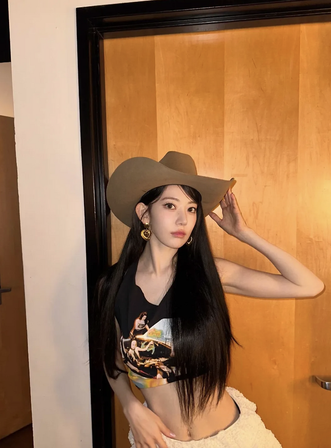 과감한 카우걸 무드를 연출한 사쿠라 @39saku_chan