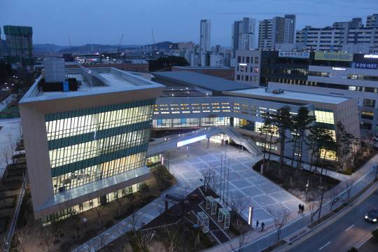 새롬동 주민자치회는 오는 20일 새롬동 행복누림터(복합커뮤니티센터)에서 '상상의 숲 체험 및 주민축제 한마당'을 연다. 사진은 새롬동 행복누림터 전경. 대전일보 DB