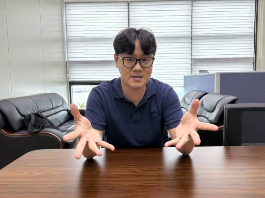 청주시 1호 스마트팜 팜토리를 설립한 정대홍 대표. 김돌민기자