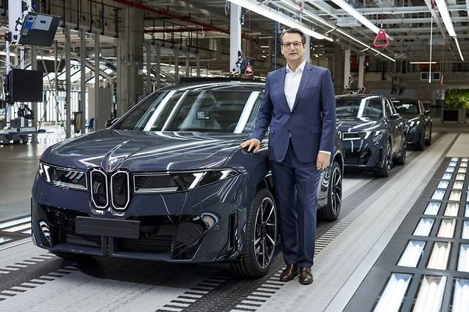 밀란 네델코비치 BMW 생산 총괄이 데브레첸 공장에서 생산된 뉴 iX3 옆에서 포즈를 취하고 있다. ⓒBMW코리아