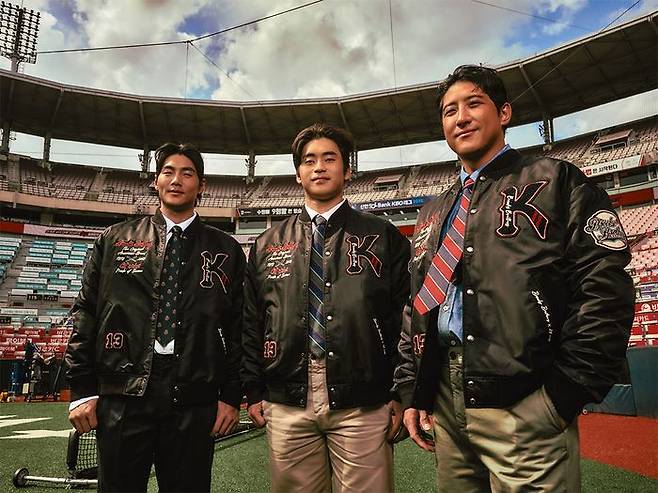 브룩스브라더스X kt wiz 콜라보레이션 출시를 기념해 kt wiz 선수(오른쪽부터) 황재균, 박영현, 장진혁이 콜라보레이션 한정판 컬렉션 상품을 착용하고 기념촬영을 하고 있다.ⓒ브룩스브라더스