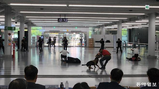 11일 오후 부산 강서구 김해국제공항 국제선 1층 대합실에서 테러범을 제압하는 상황을 가정한 대테러 합동훈련이 진행되고 있다. 김화영 기자 run@donga.com