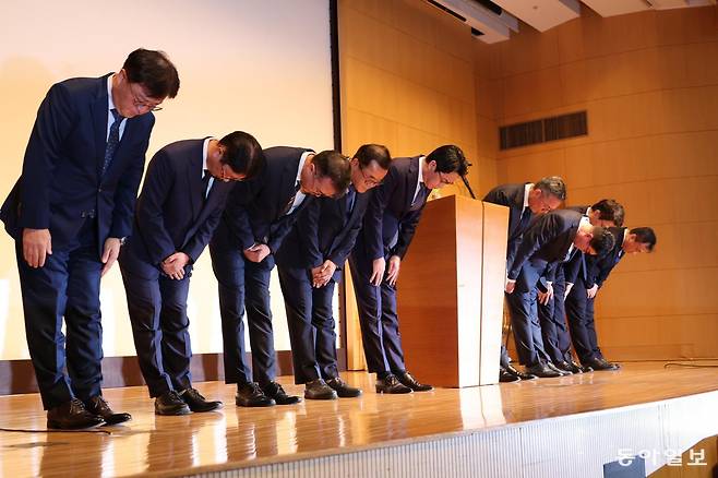 조좌진 롯데카드 대표이사 사장 등이 18일 서울 중구 부영태평빌딩 컨벤션홀에서 열린 언론 브리핑에서 롯데카드 대규모 해킹 사고 관련 대고객 사과를 하고 있다. 전영한 기자 scoopjyh@donga.com