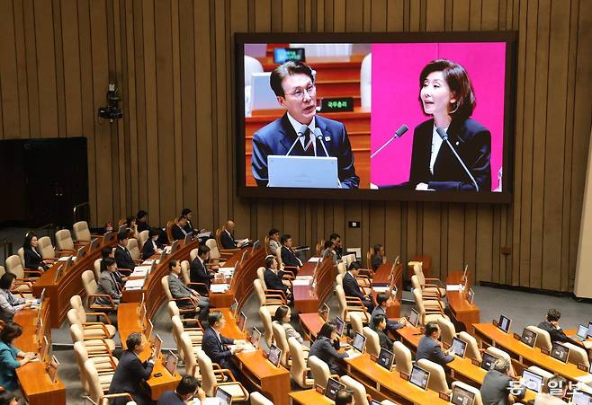 18일 서울 여의도 국회에서 열린 제429회 국회(정기회) 제8차 본회의에서 나경원 국민의힘 의원이 교육·사회·문화에 관한 대정부 질문을 하고 있다. 장승윤 기자 tomato99@donga.com