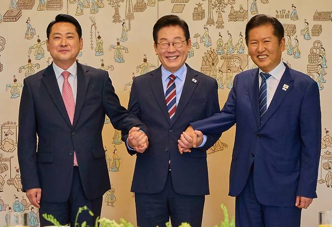 이재명 대통령이 8일 서울 용산 대통령실 청사에서 열린 여야 지도부 오찬 회동에서 정청래 더불어민주당 대표, 장동혁 국민의힘 대표와 기념촬영을 하고 있다. (대통령실 제공) 2025.9.8/뉴스1