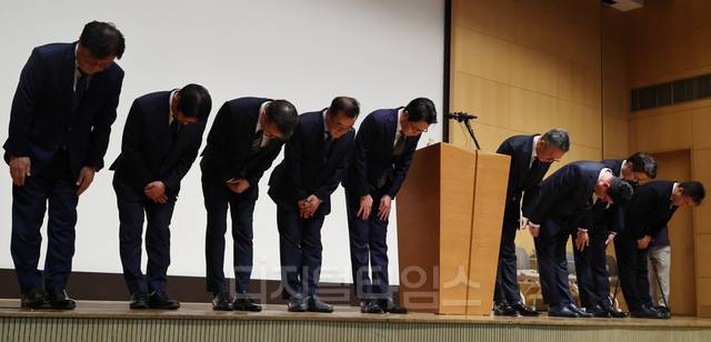 조좌진(왼쪽 다섯번째) 롯데카드 대표이사를 비롯한 임원들이 18일 서울 중구 부영태평빌딩에서 열린 해킹 사고 관련 브리핑에서 대국민 사과를 하고 있다.