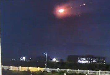 지난 12일(현지시간) 밤 중국 산둥성 웨이팡과 르자오 지역 일대에서 하늘을 가로지르는 밝은 빛이 포탄 소리와 함께 추락하는 모습이 목격됐다. 출처= 웨이보 영상 갈무리
