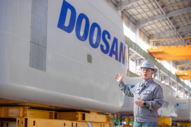 신동규 두산에너빌리티 파워서비스 BG 상무가 지난 17일 창원공장에서 설비를 소개하고 있다. 두산에너빌리티 제공