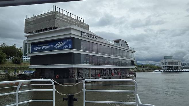 접안을 위해 한강버스 뚝섬선착장에 다가갈 때 모습. /사진=이설영 기자