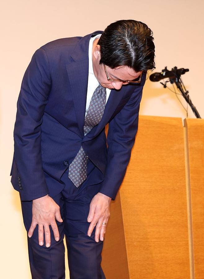 "진심으로 죄송" 롯데카드 대표 사과 조좌진 롯데카드 대표이사 사장이 18일 서울 중구 부영태평빌딩에서 사이버 침해 사고에 대한 대고객 사과를 하고 있다. 뉴시스