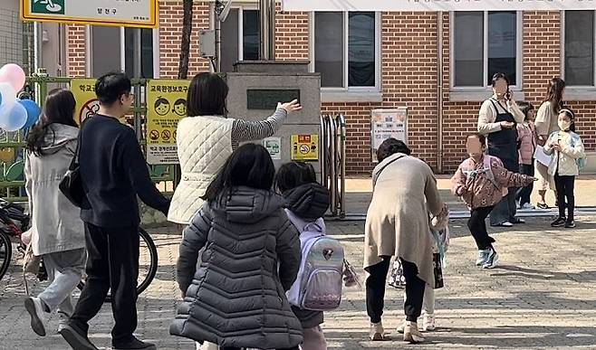 지난 3월 14일 서울 양천구 영도초등학교 앞에서 늘봄학교를 마치고 나온 아이들을 학부모들이 맞이하고 있다.(사진=저작권자(c) 연합뉴스, 무단 전재-재배포 금지)