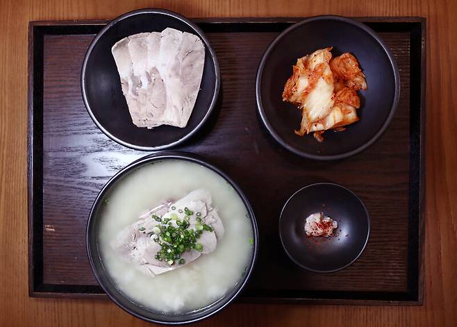 칠흑의 돼지곰탕 한상. 박미향 기자