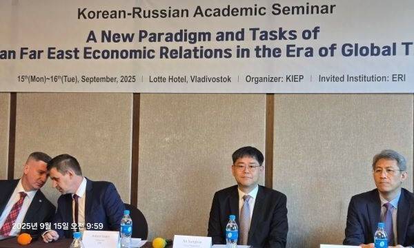 지난 15~16일 블라디보스톡 롯데호텔에서 제15차 대외경제정책연구원(KIEP)과 러시아 ‘극동경제연구원’(ERI)의 세미나가 열렸다. 왼쪽부터 아르템 루킨 극동연방대학교 응용동양학센터 소장, 아르쫌 이사예프 극동경제연구원 원장. 안성배 대외경제정책연구원 부원장, 하병규 블라디보스톡 총영사. 이제훈 선임기자 nomad@hani.co.kr