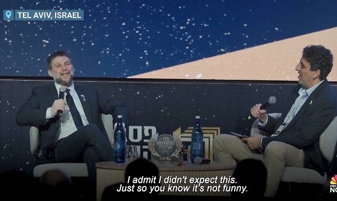 17일(현지시각) 이스라엘 텔아비브에서 열린 도시 재생 관련 콘퍼런스에 참여한 베잘렐 스모트리히 이스라엘 재무장관이 가자전쟁 이후 가자지구 부동산 개발 계획을 설명하고 있다. 엔비시뉴스 갈무리