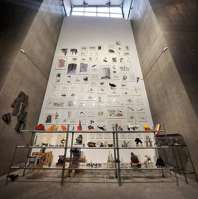 그라운드 갤러리 한쪽 벽면을 채운 이불 작가의 드로잉과 주요 작품 모형 아카이브 진열장. 노형석 기자