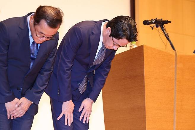 조좌진 롯데카드 대표이사(오른쪽)가 18일 서울 중구 부영태평빌딩에서 해킹 사고로 인한 고객 정보 유출사태에 대해 대고객 사과를 하고 있다. 연합뉴스