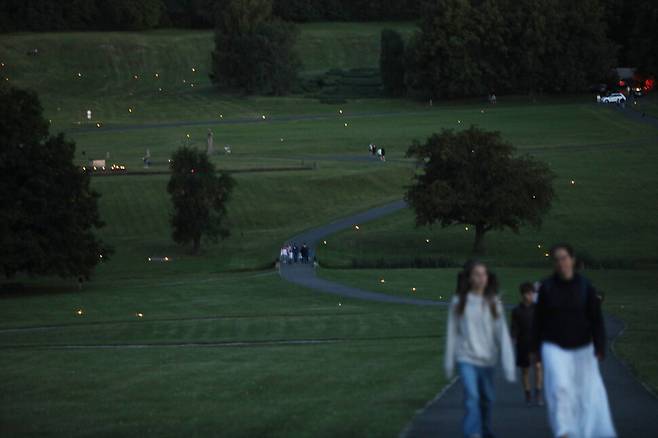 ‘리디체 마을 학살 83주기 추모식’ 전야제에 참석한 시민들이 옛 집터 102곳에 켜진 촛불 사이로 옛 마을 길을 걷고 있다.