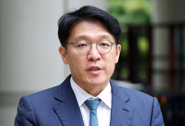 김상민 전 검사가 17일 서울 서초구 서울중앙지법에서 열린 구속 전 피의자 심문에 출석하며 발언하고 있다. 뉴시스