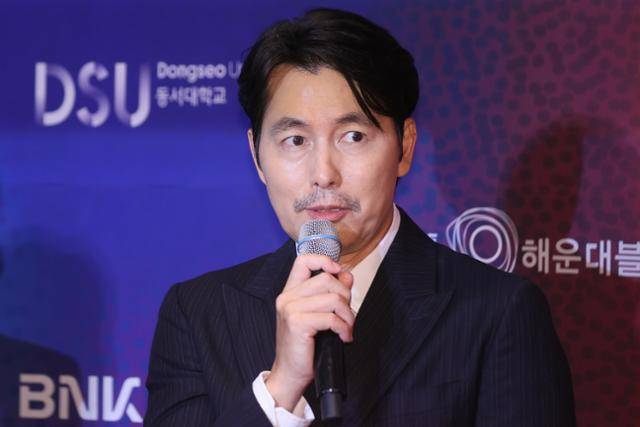 정우성이 제34회 부일영화상을 통해 대중의 앞에 섰다. 연합뉴스