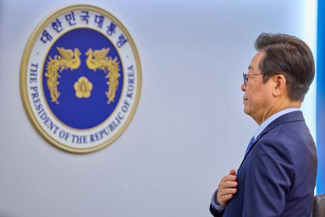 이재명 대통령이 18일 서울 용산 대통령실 청사에서 열린 수석보좌관회의에서 국민의례를 하고 있다. 뉴스1