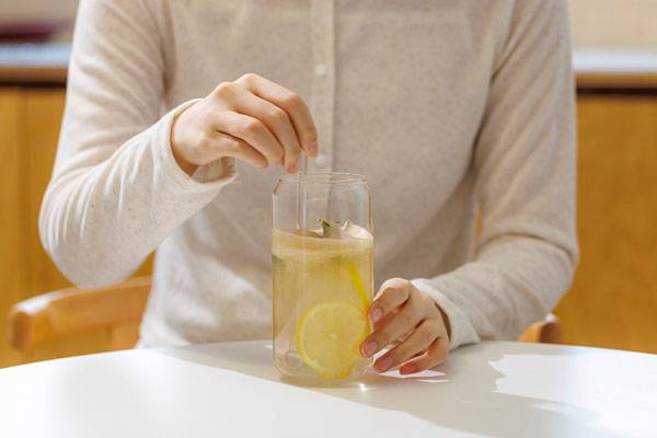 레몬물은 수분 보충과 혈당 조절에 도움이 된다./사진=클립아트코리아