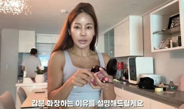 가수 미나(53)가 운동 가기 전 화장하는 모습./사진=미나 유튜브 캡처