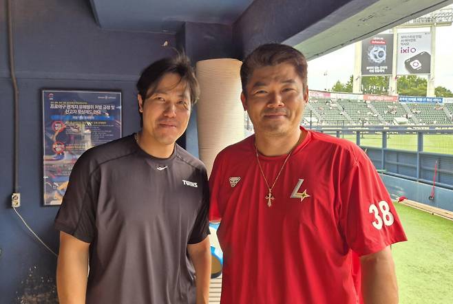 성남중 선후배 사이의 SSG 노경은(오른쪽)과 LG 김진성. 사진=연합뉴스