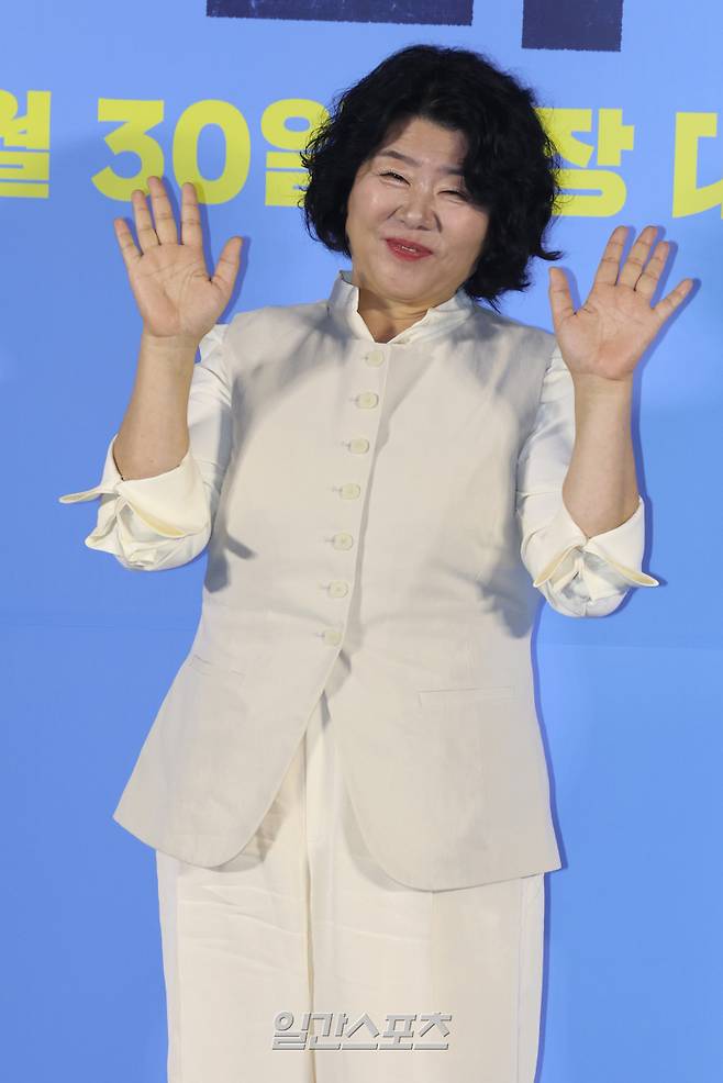 배우 이정은이 30일 오전 서울 용산구 CGV용산아이파크몰에서 열린 영화 '좀비딸' 제작보고회에 참석해 포즈를 취하고 있다. 서병수 기자 qudtn@edaily.co.kr /2025.06.30/