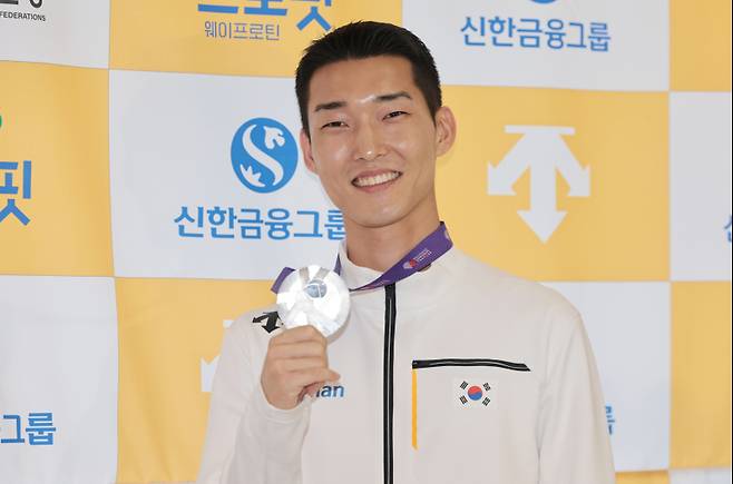 <yonhap photo-6407=""> '스마일 점퍼' 우상혁, 세계육상선수권 은메달 획득 (서울=연합뉴스) 김인철 기자 = 2025 도쿄 세계육상선수권대회 남자 높이뛰기 결선에서 은메달을 획득한 우상혁이 18일 서울 강서구 김포국제공항으로 귀국한 뒤 메달을 들어보이며 환하게 웃고 있다. 2025.9.18 yatoya@yna.co.kr/2025-09-18 16:14:50/ <저작권자 ⓒ 1980-2025 ㈜연합뉴스. 무단 전재 재배포 금지, AI 학습 및 활용 금지></yonhap>