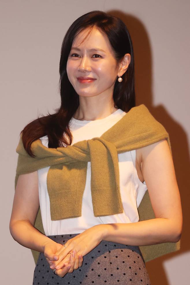 <yonhap photo-6690="">배우 손예진이 18일 부산 해운대구 동서대학교 소향씨어터 신한카드홀에서 열린 '제30회 부산국제영화제 액터스 하우스'에서 포즈를 취하고 있다. / 사진=연합뉴스 제공</yonhap>