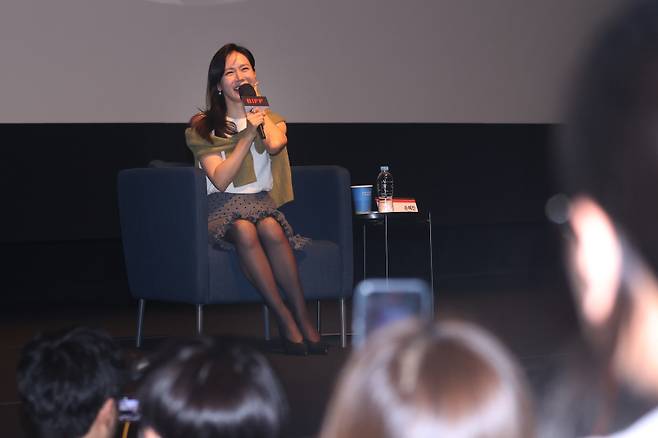 <yonhap photo-6692="">배우 손예진이 18일 부산 해운대구 동서대학교 소향씨어터 신한카드홀에서 제30회 부산국제영화제 액터스 하우스 행사에 참석하고 있다. / 사진=연합뉴스 제공</yonhap>