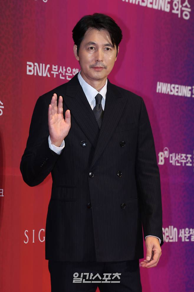 배우 정우성이 18일 시그니엘 부산에서 열린 제34회 부일영화상 레드카펫 행사에 참석해 포토타임을 갖고 있다. 부산=서병수 기자 qudtn@edaily.co.kr /2025.09.18/