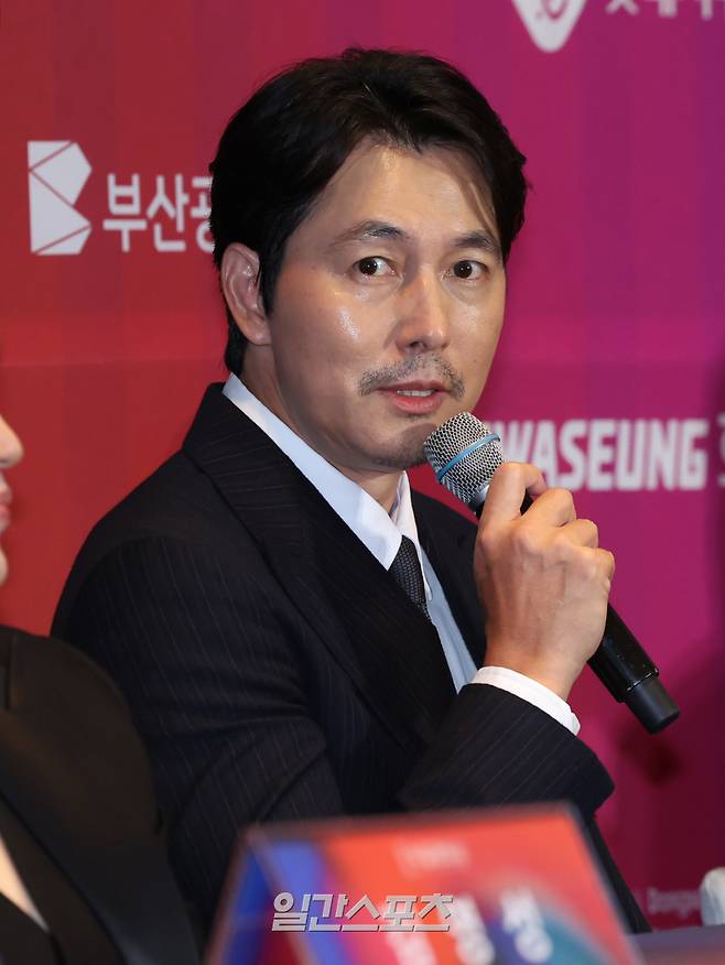 배우 정우성이 18일 시그니엘 부산에서 열린 제34회 부일영화상 핸드프린팅 행사에 참석해 소감을 말하고 있다. 부산=서병수 기자 qudtn@edaily.co.kr /2025.09.18/