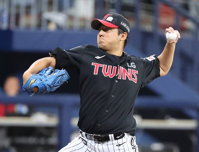 8일 오후 서울 고척스카이돔에서 열린 2025 프로야구 LG 와 키움 경기. LG 선발 송승기가 역투하고 있다. 고척=정시종 기자 capa@edaily.co.kr /2025.06.08.