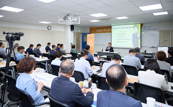 이충우 여주시장이 17일 한국콜마 연수워에서 열린 간부 공무원과 함께하는 청렴 소통 공감 TALK에서 발언하고 있다. [사진=여주시]