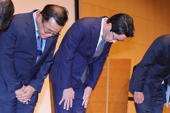 조좌진 롯데카드 대표이사가 18일 서울 중구 부영태평빌딩에서 해킹 사고로 인한 고객 정보 유출사태에 대해 대고객 사과를 하고 있다. 2025.9.18 [사진=연합뉴스]