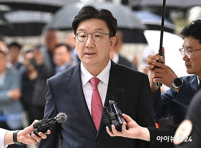 권성동 국민의힘 의원이 16일 서울 서초구 서울중앙지법으로 구속 전 피의자 심문(영장실질심사)에 출석하고 있다. [사진=곽영래 기자]