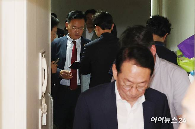 국민의힘 김도읍 정책위의장과 유상범 원내수석부대표를 비롯한 의원들이 18일 서울 여의도의 국민의힘 당원명부 DB 관리업체에서 특검팀의 압수수색에 대응하고 있다. [사진=연합뉴스]